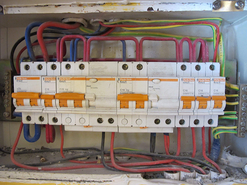 還在為不知道家里電路維修找誰而煩惱嗎，常見電路問題自己動手修